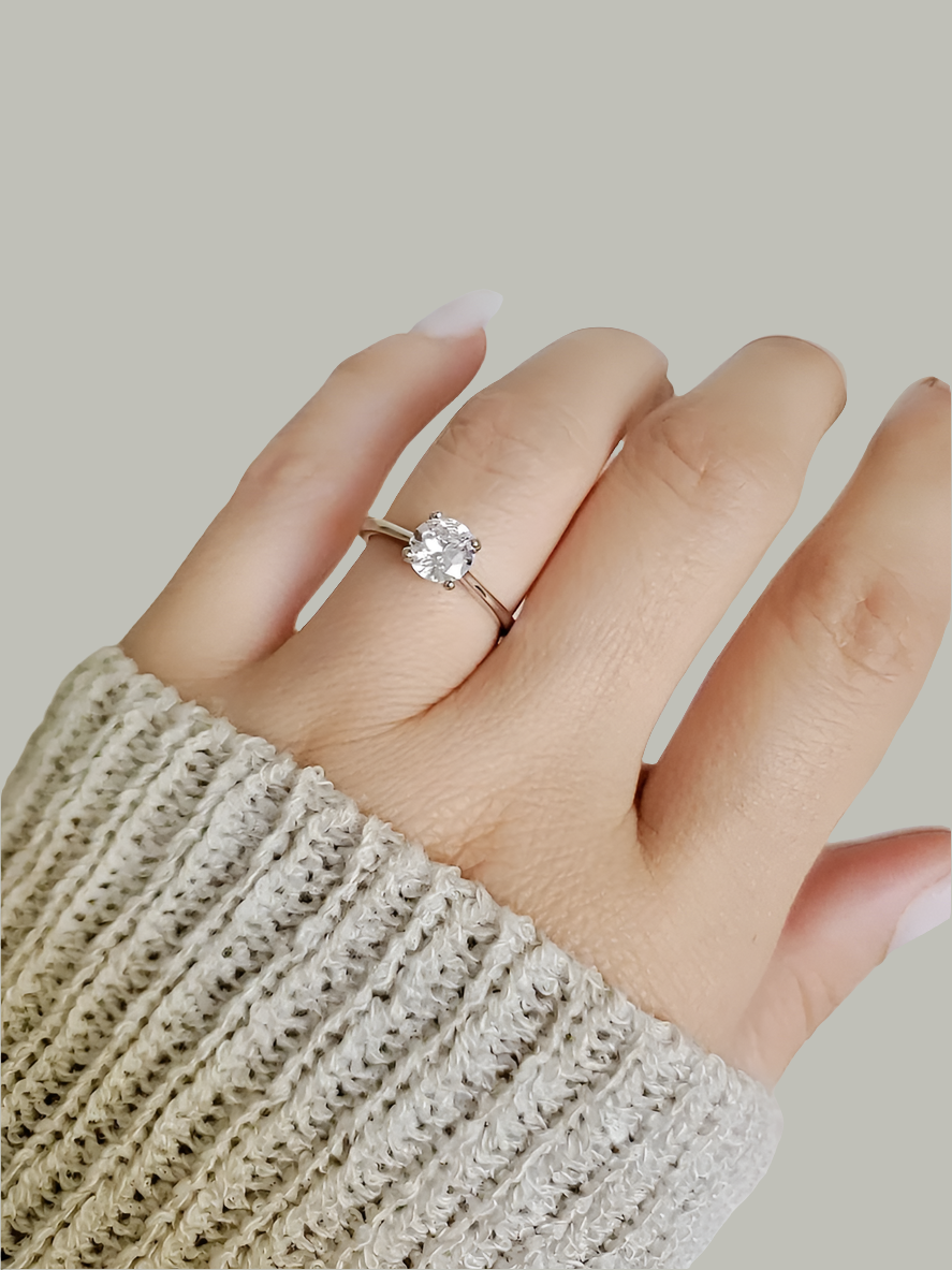 Round Cut Engagement Ring