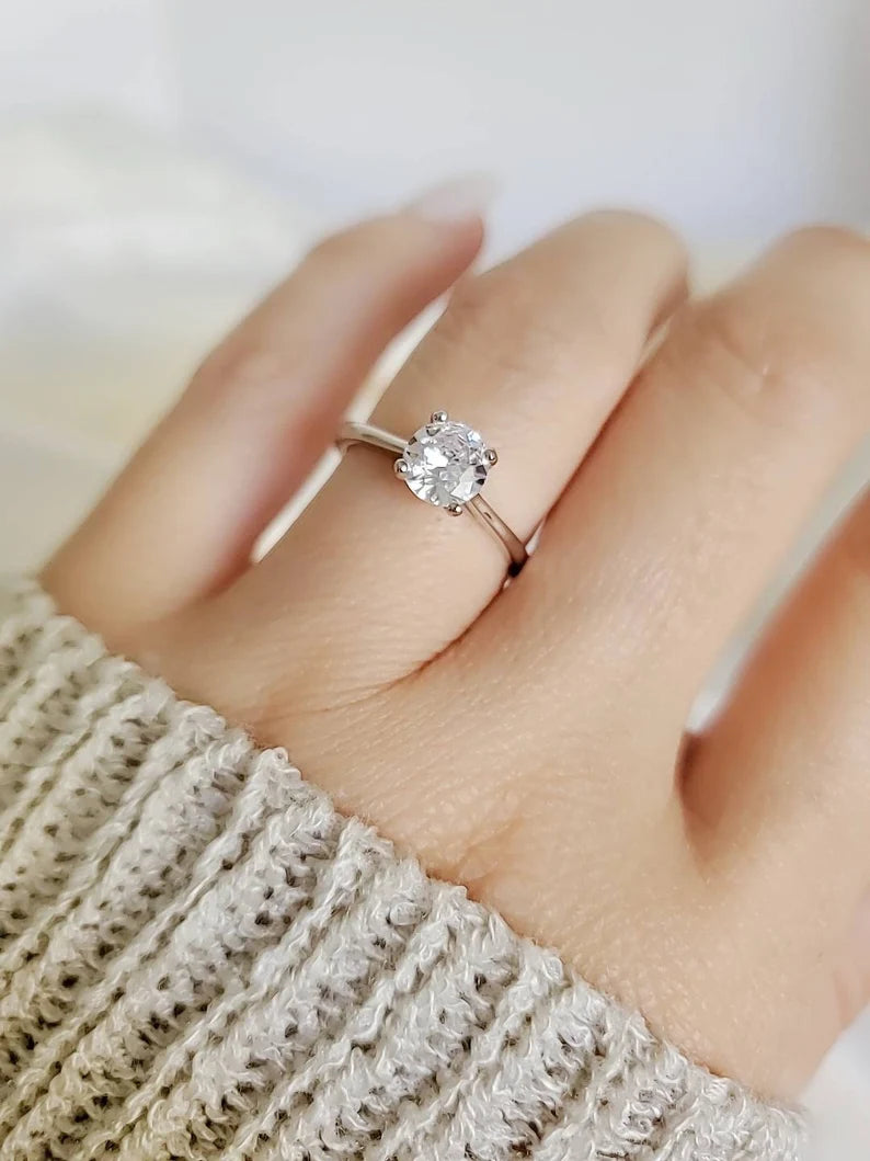 Round Cut Engagement Ring