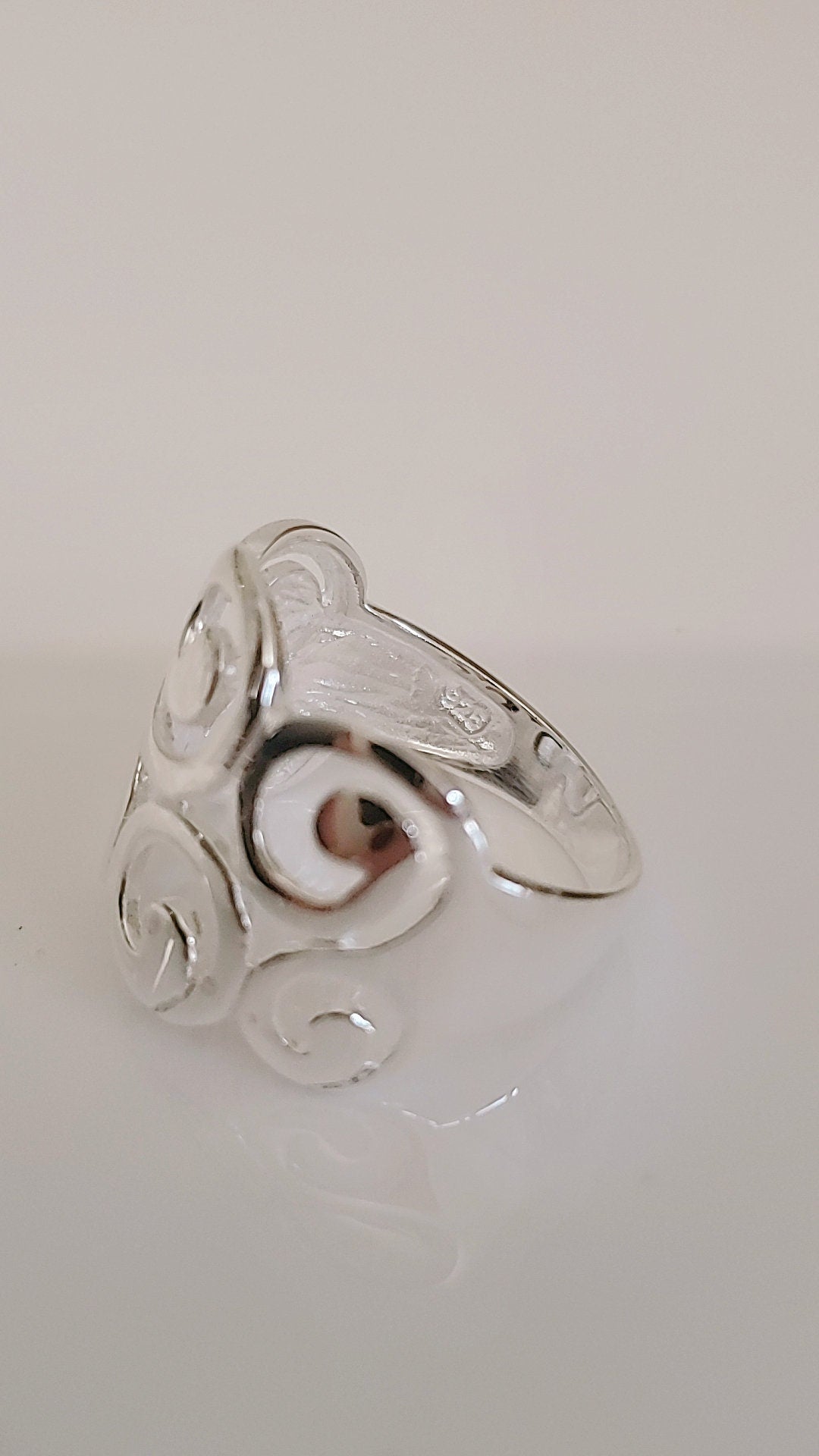 High Polished Circle Swirl Pattern Ring