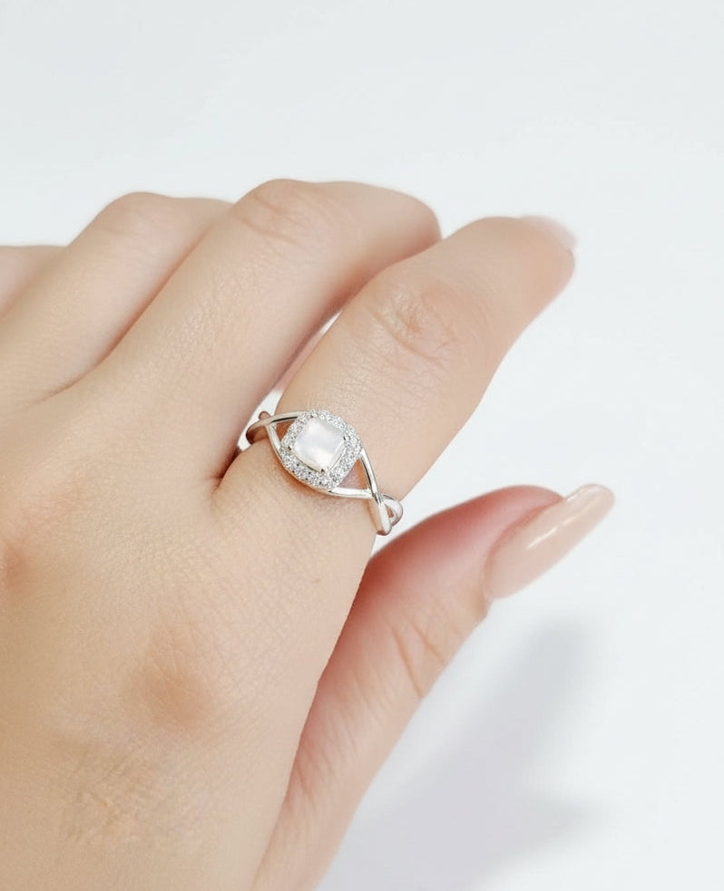 White Natural Mother of Pearl Sterling Silver Ring